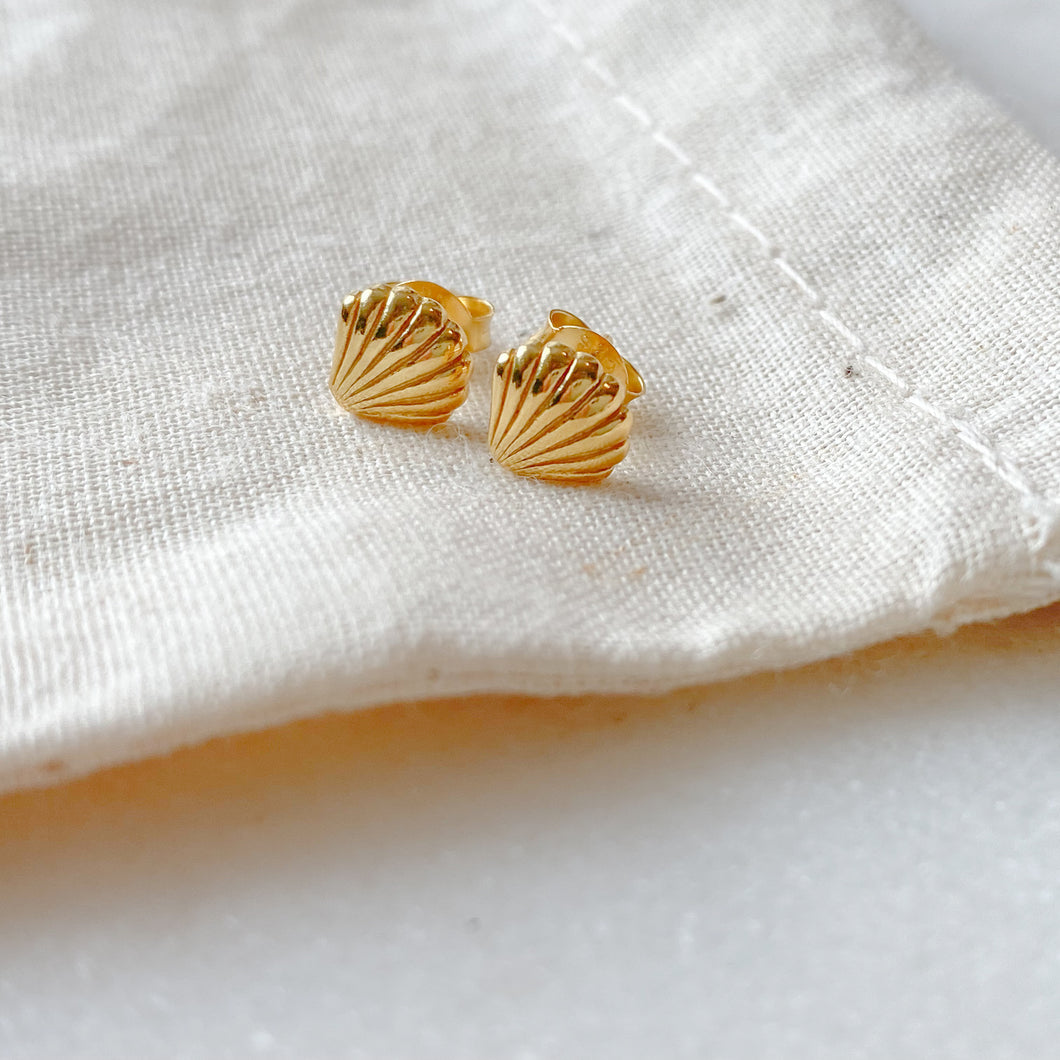 Mini gold seashell stud earring