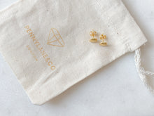 Load image into Gallery viewer, Mini gold seashell stud earring
