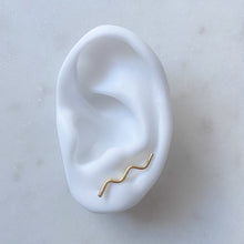 Load image into Gallery viewer, Gold wave ear climber

